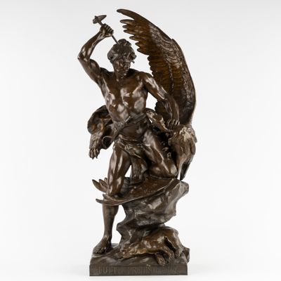 une statue en bronze représentant un ange tenant un oiseau sur un rocher