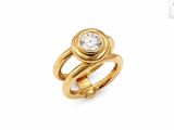 Gros plan sur une bague en or ornée d'un diamant