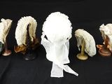 cinq figurines représentant une femme en robe blanche et un homme en tunique blanche