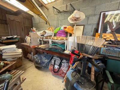 une pièce où il y a beaucoup d'objets par terre