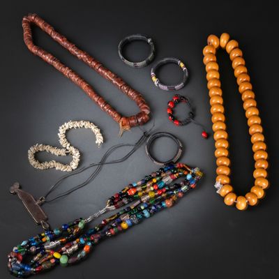 AFRIQUE ET DIVERS Ensemble de 5 colliers et 4 bracelets. - Photo 1