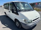 une camionnette blanche garée sur le bord de la route