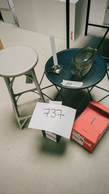 une table avec deux chaises et une table sur laquelle est posé un panneau