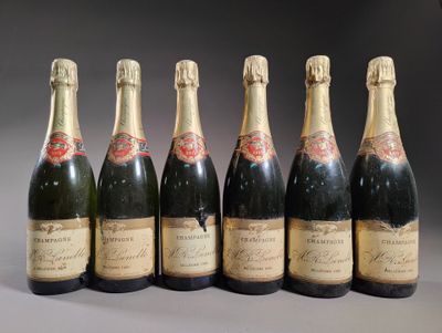six bouteilles de champagne sont alignées