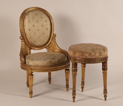 une image représentant deux chaises et un tabouret sur fond blanc