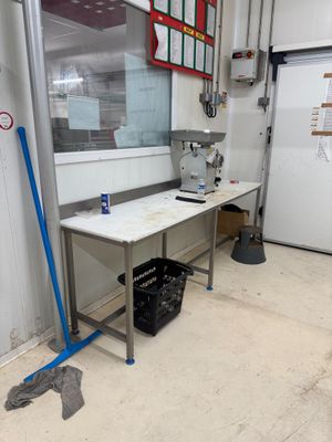 une photo d'une pièce propre avec une table et une serpillière