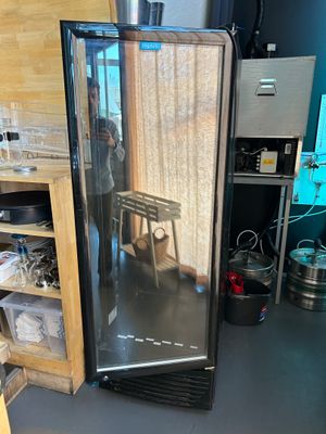 quelqu'un prend une photo de l'intérieur d'un réfrigérateur