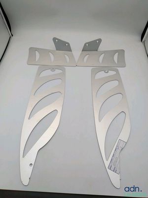 deux morceaux de métal posés sur une table