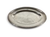 un plateau d'argent posé sur une table