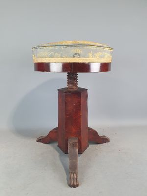 une petite table avec un piètement en bois et un plateau blanc