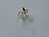 l'image d'une bague contenant une pierre bleue