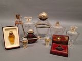 beaucoup de flacons de parfum et une boîte sur la table
