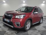 La Subaru rouge est garée sur un sol carrelé à damier