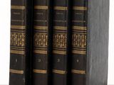 trois livres superposés sur une table