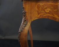 Bureau de dame en placage de noyer ouvrant par un tiroir en … (photo 4)