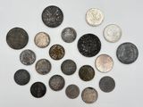 Plusieurs types de pièces de monnaie sont disposées en cercle sur une surface blanche