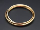 gros plan d'une bague en or sur une surface noire
