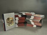 les livres sont empilés sur une table