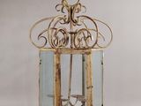 une lanterne en verre contenant un bougeoir