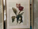 une photo d'une photo d'une fleur accrochée au mur