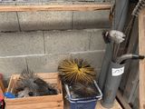 beaucoup de pinceaux dans une boîte en bois posée par terre