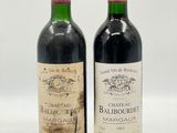 deux bouteilles de vin posées l'une à côté de l'autre sur une surface blanche