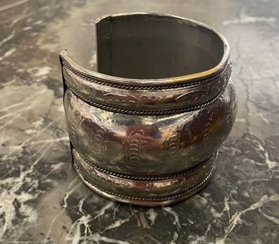 bracelet manchette plaqué argent posé sur un comptoir en marbre