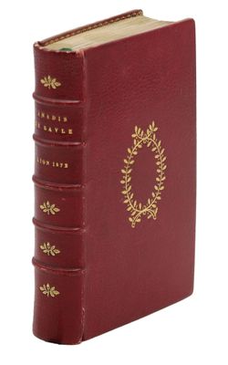 l'image d'un livre rouge orné d'une couronne sur la couverture