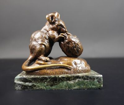 sculpture en bronze représentant une souris posée sur un rocher, tenant une autre souris dans sa gueule