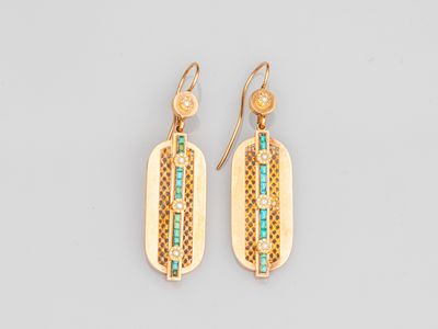 une paire de boucles d'oreilles en or ornées de turquoise et de pierres blanches
