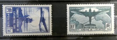 Deux timbres représentant un avion sont exposés