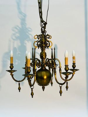 Lustre en cuivre et laiton doré à 6 bras de lumière.