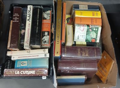 de nombreux livres qui se trouvent dans une boîte sur la table