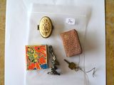 une assiette blanche posée sur une table, sur laquelle se trouvent divers objets