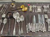 beaucoup d'argenterie sur une table dans une pièce