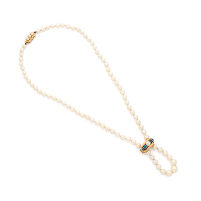 un collier de perles blanches avec un fermoir en or et une perle turquoise et blanche
