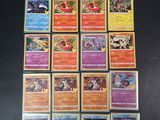 un tas de cartes pokemon posées sur une table