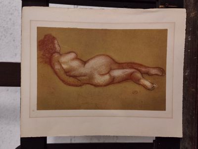 une photo d'une femme nue allongée sur une chaise