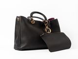 un sac à main noir et un porte-monnaie noir sur fond blanc