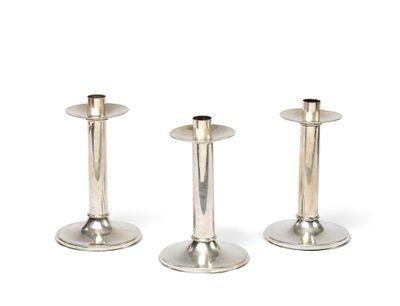 Ensemble de trois flambeaux modernistes en argent (900°°°) m…
