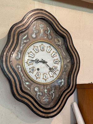 une horloge qui se trouve sur le mur d'un bâtiment