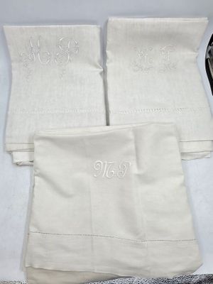 626 / CH-ENT / Lot de 3 draps en coton blanc monogrammé…