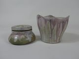 deux petits vases posés l'un à côté de l'autre sur une table
