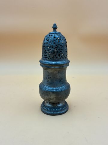 PARIS. Saupoudreuse de forme balustre à piédouche en étain, décor