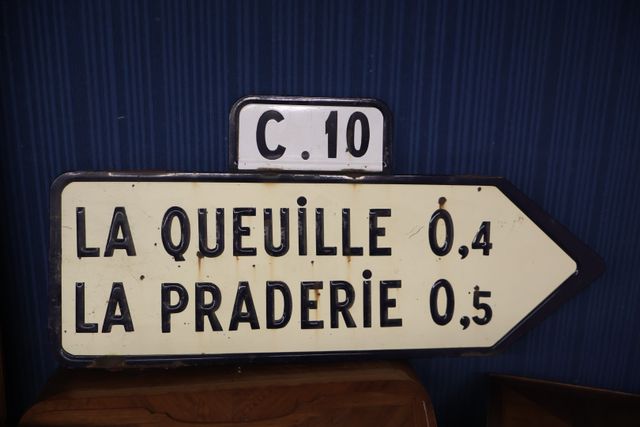 Panneau d’indication en tôle émaillée 121 de long (tracs de rouil...