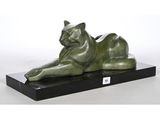 sculpture représentant un chat sur un socle noir, sur fond blanc