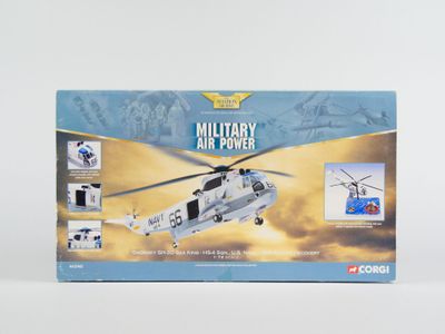hélicoptère militaire miniature dans sa boîte, sur fond blanc