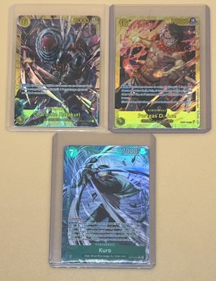 Trois cartes Pokémon différentes sont posées sur une table.