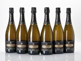 six bouteilles de champagne sont alignées