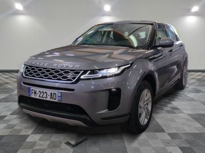 une photo d'une Land Rover grise garée dans un garage